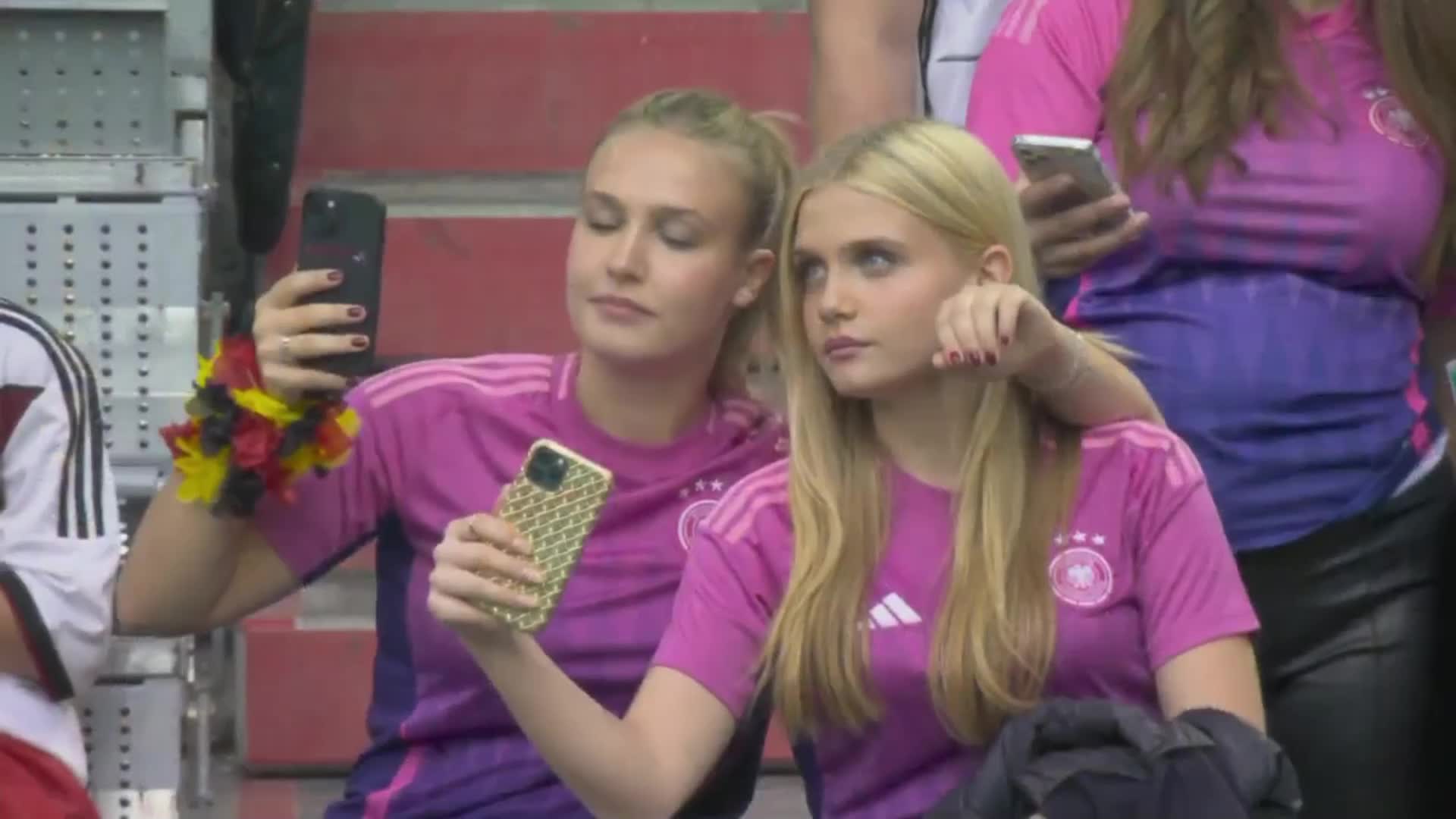  长相清秀！德国美女球迷看台甜美自拍！